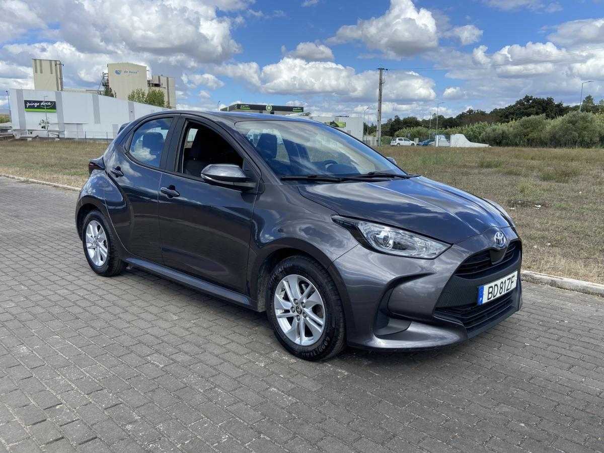 toyota-yaris-2023-hibrido-a-gasolina-1490cc