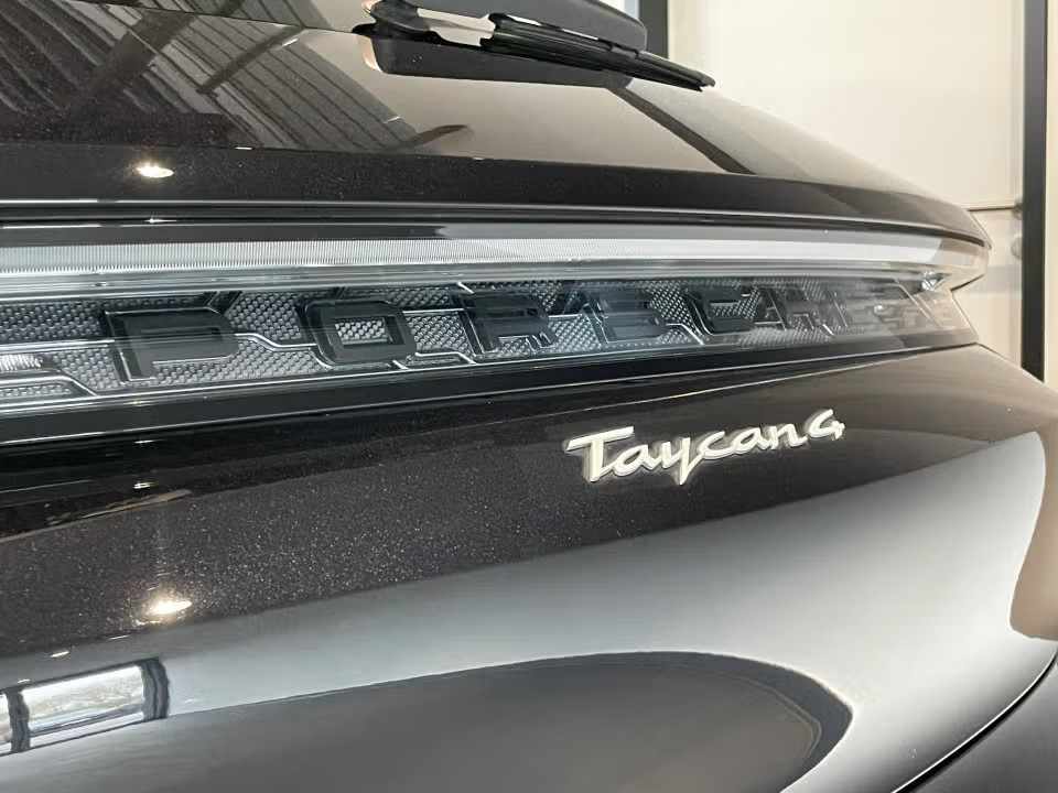 porsche-taycan-2023-eletrico