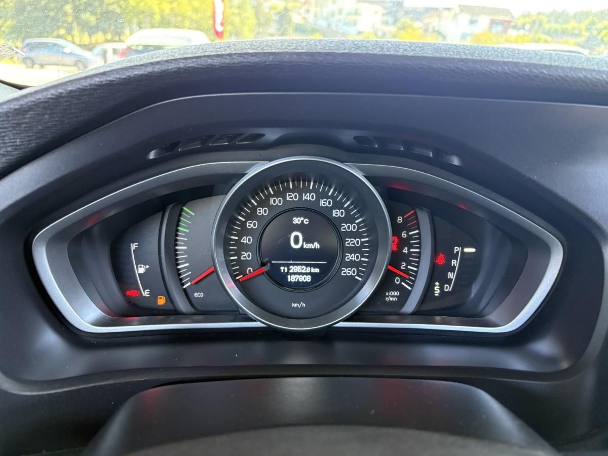volvo-v40-2019-gasolina-1498cc