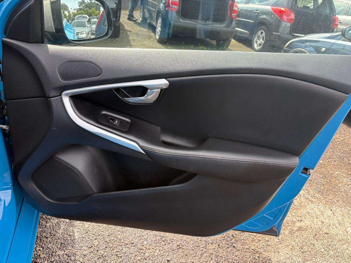 volvo-v40-2014-diesel-1560cc