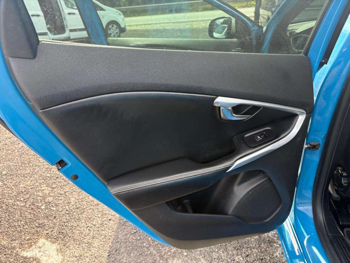 volvo-v40-2014-diesel-1560cc