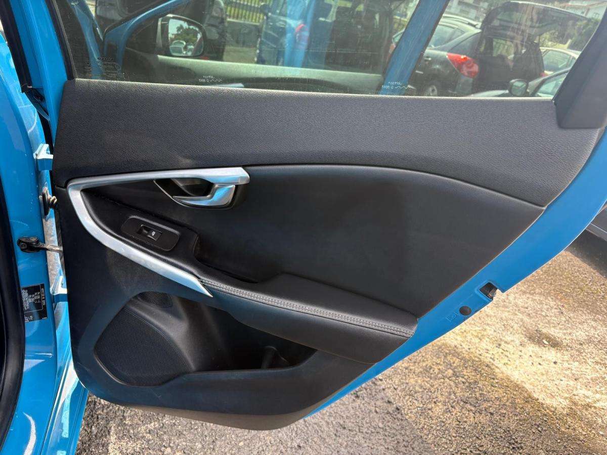 volvo-v40-2014-diesel-1560cc
