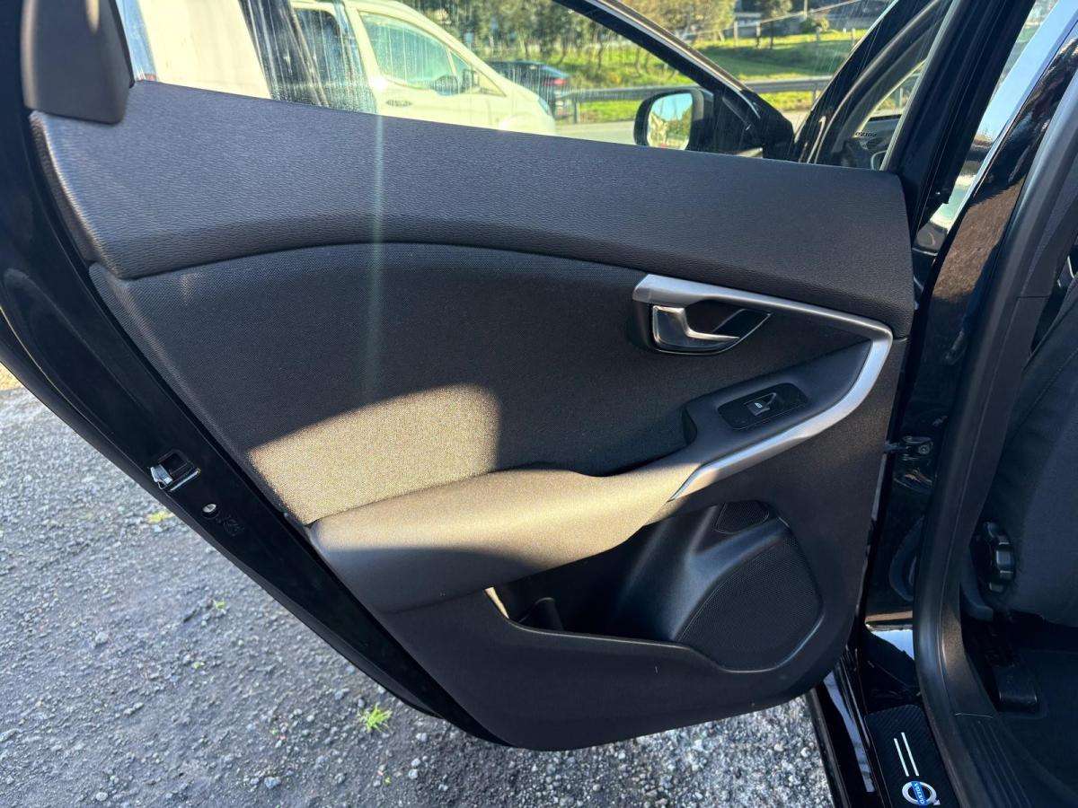 volvo-v40-2014-diesel-1560cc
