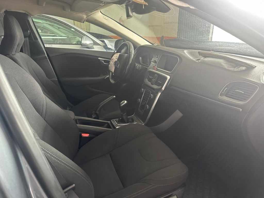 volvo-v40-d2-1-6-2015-diesel-1560cc
