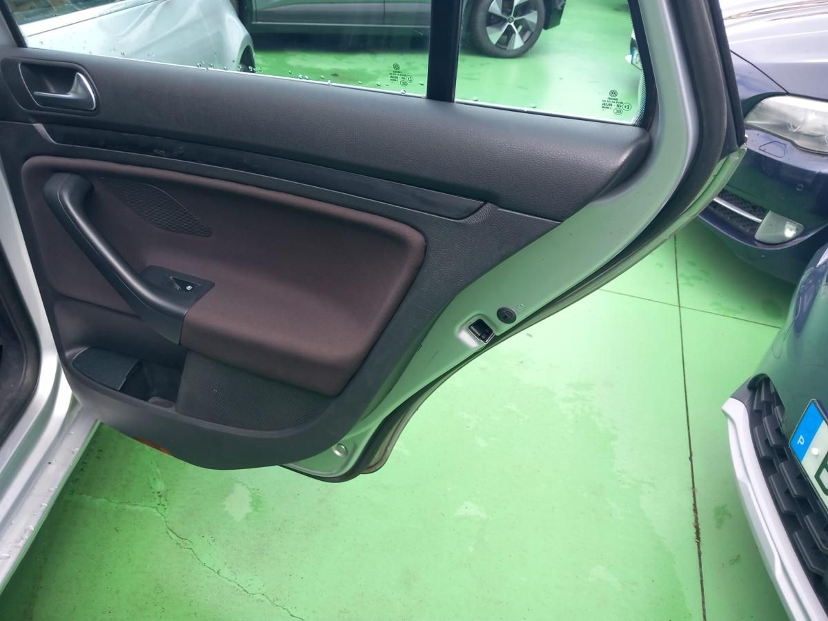 volkswagen-golf-variant-2011-diesel-1598cc