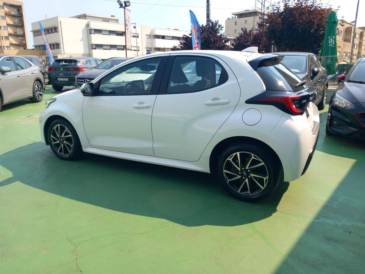 toyota-yaris-2022-hibrido-a-gasolina-1490cc