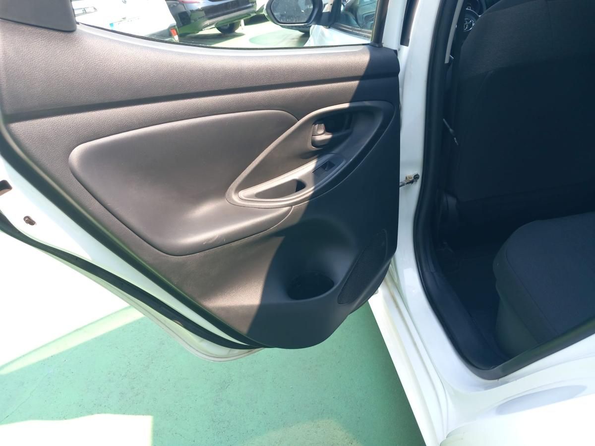 toyota-yaris-2022-hibrido-a-gasolina-1490cc