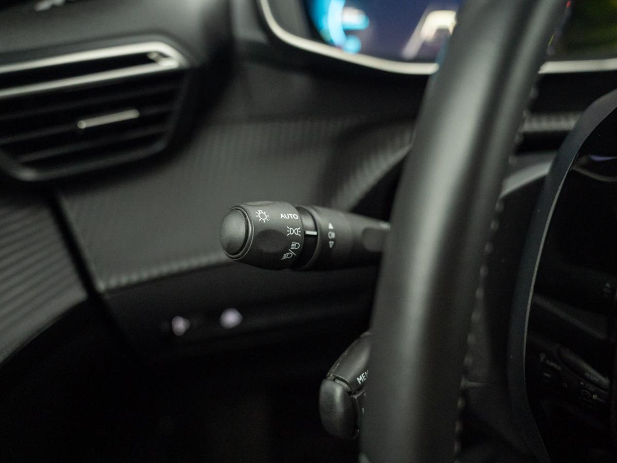 peugeot-208-2023-eletrico-500cc