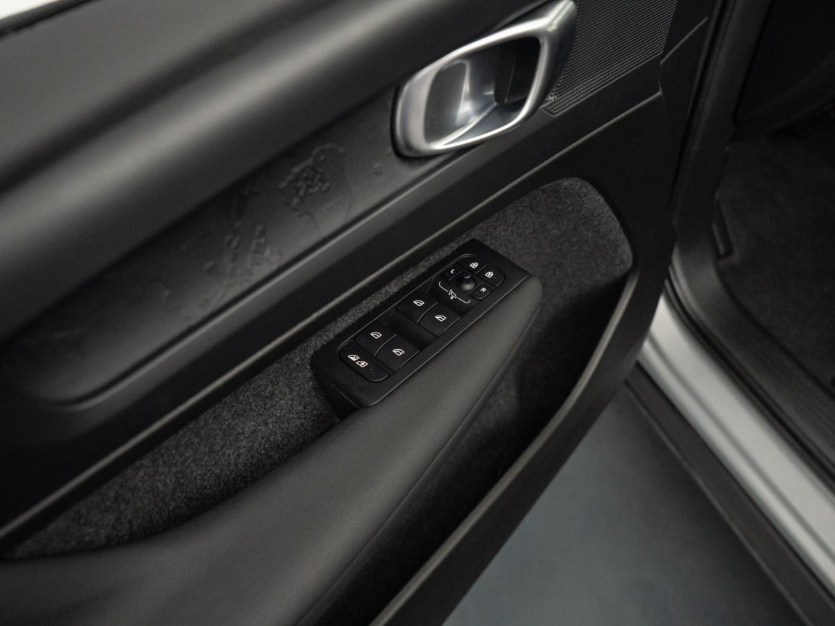 volvo-xc40-2025-hibrido-a-gasolina-1969cc
