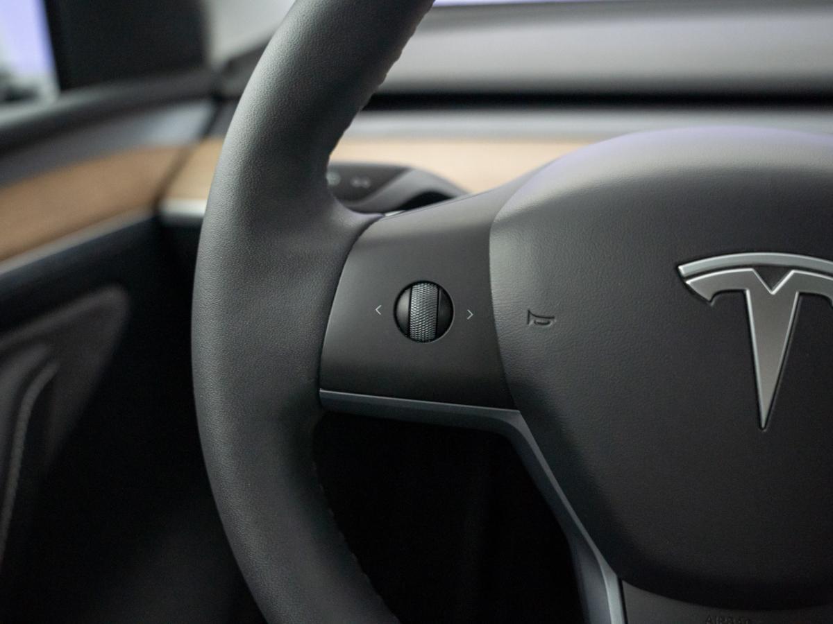 tesla-model-y-2023-eletrico-500cc