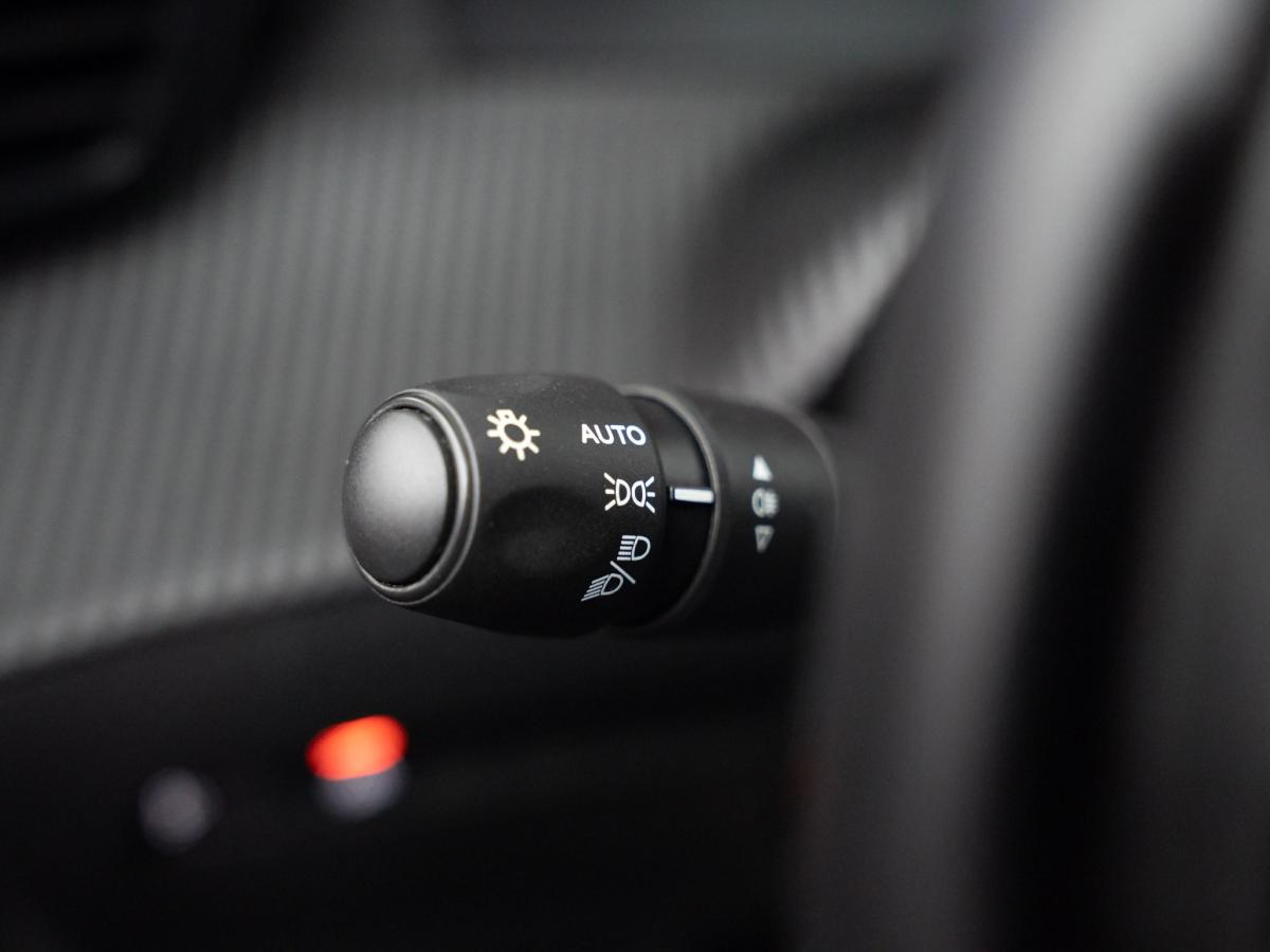 peugeot-2008-2023-gasolina-1199cc