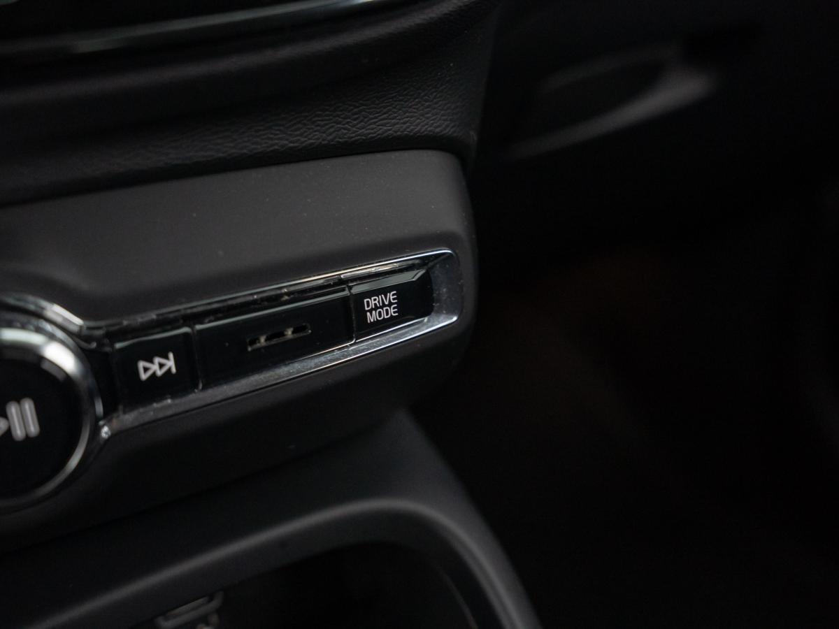 volvo-xc40-2021-hibrido-a-gasolina-1477cc