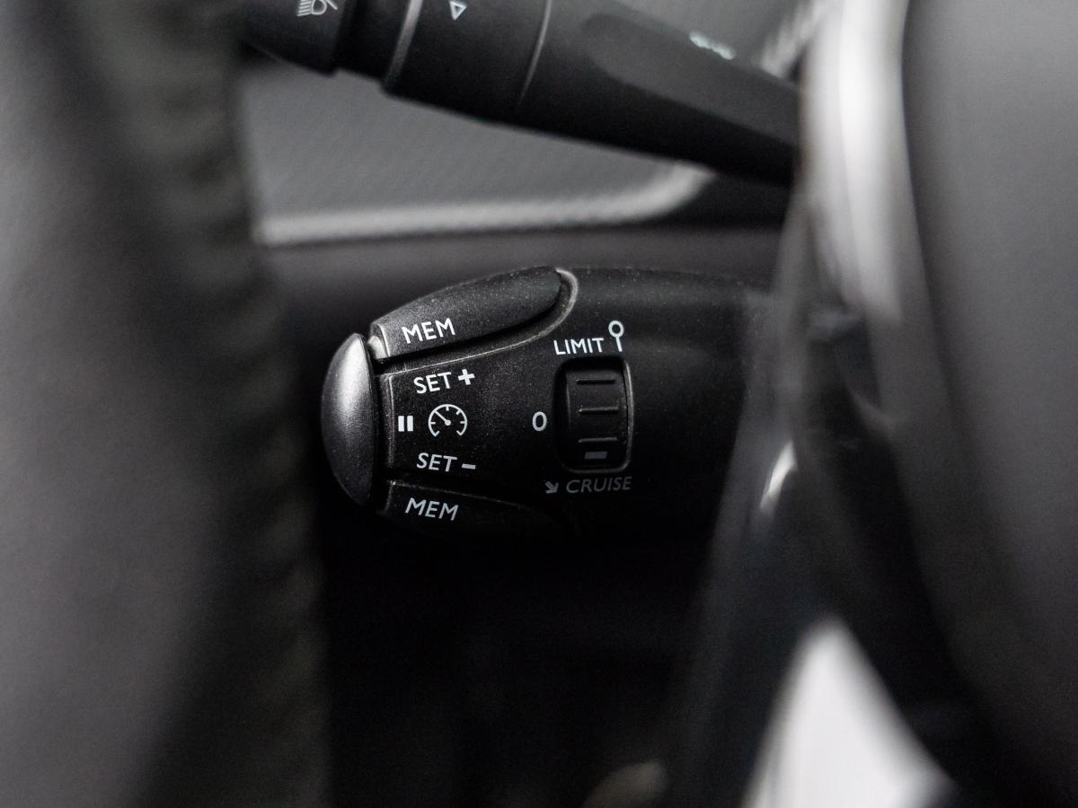 peugeot-208-2023-eletrico-500cc
