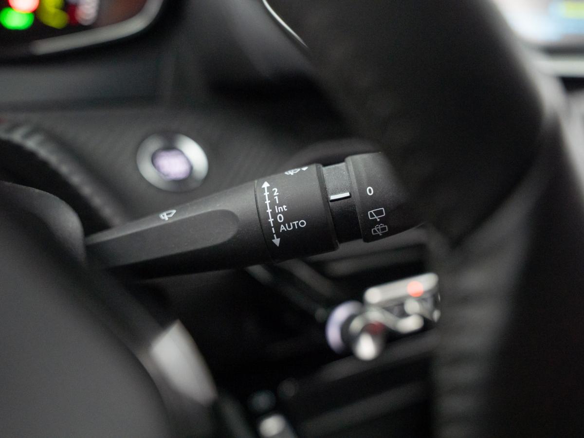 peugeot-208-2023-eletrico-500cc