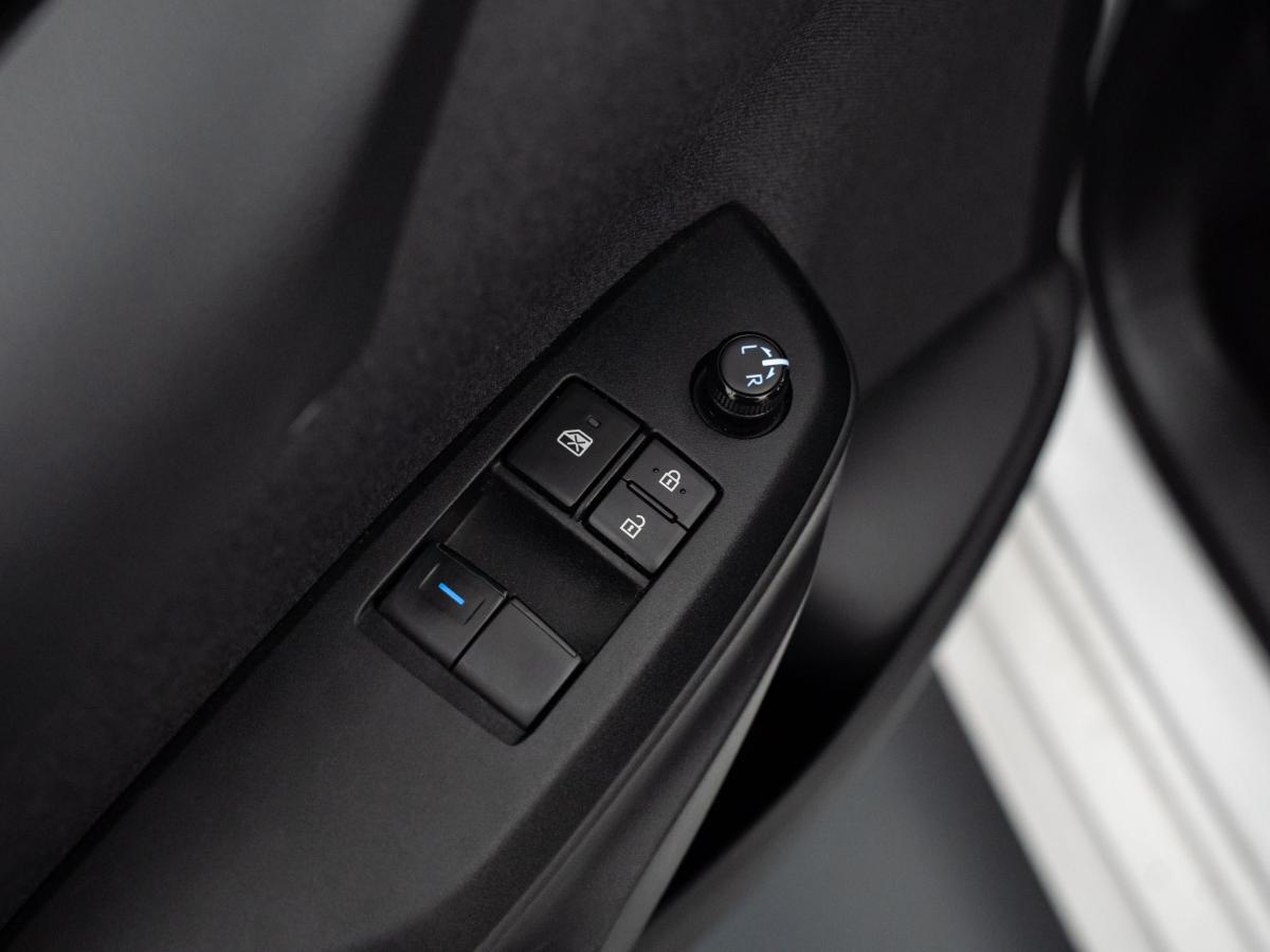 toyota-yaris-2023-hibrido-a-gasolina-1490cc