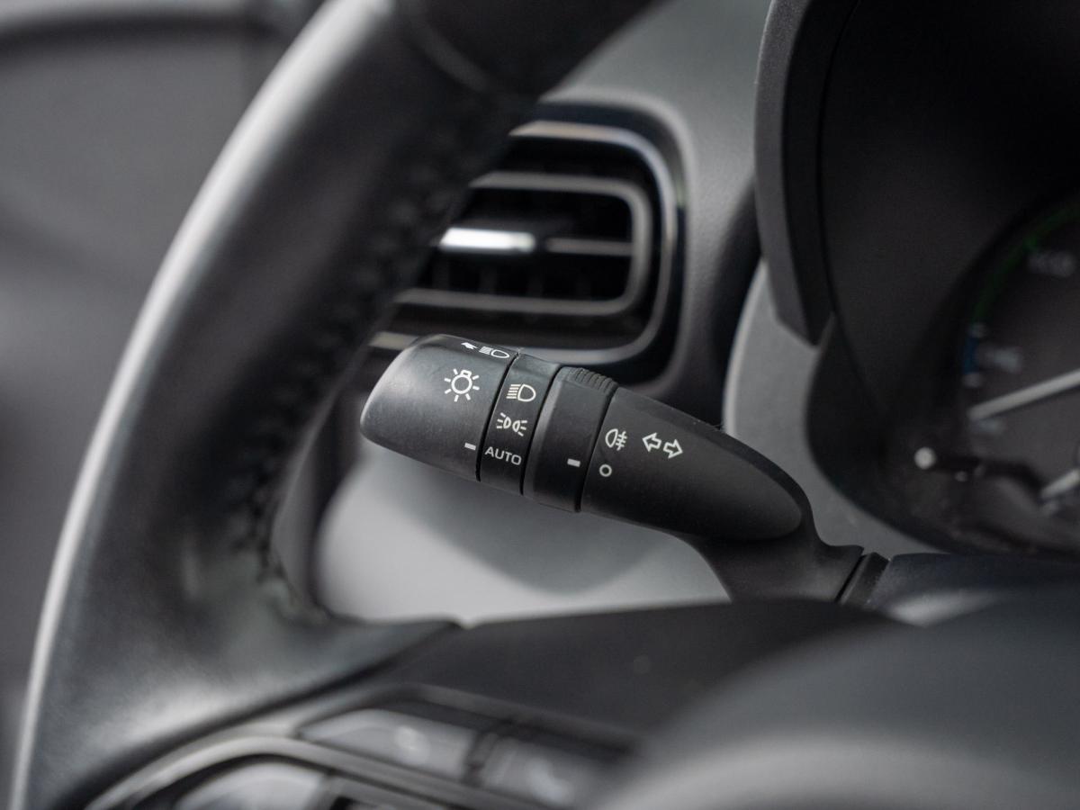 toyota-yaris-2023-hibrido-a-gasolina-1490cc