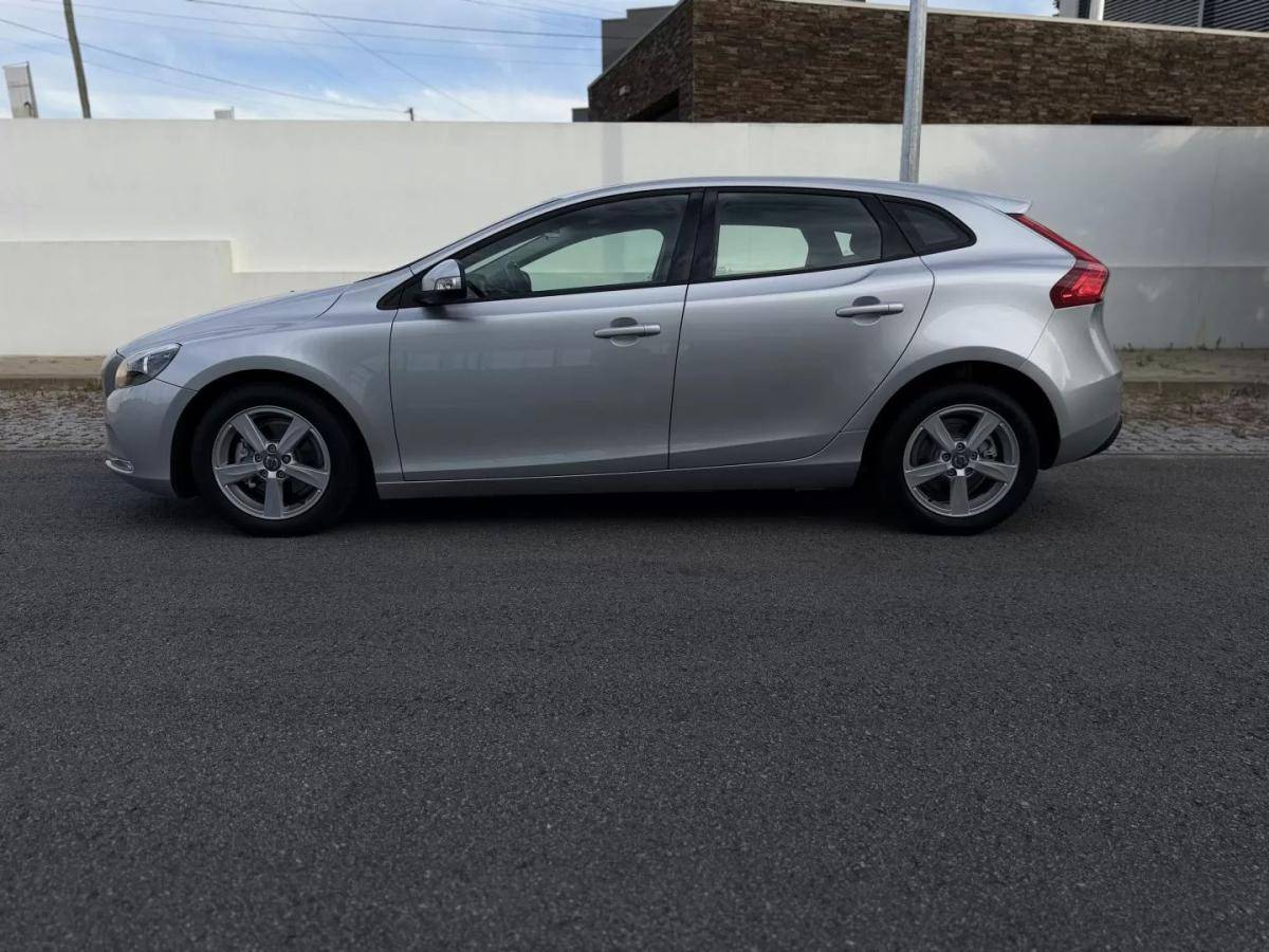 volvo-v40-2015-diesel-1560cc