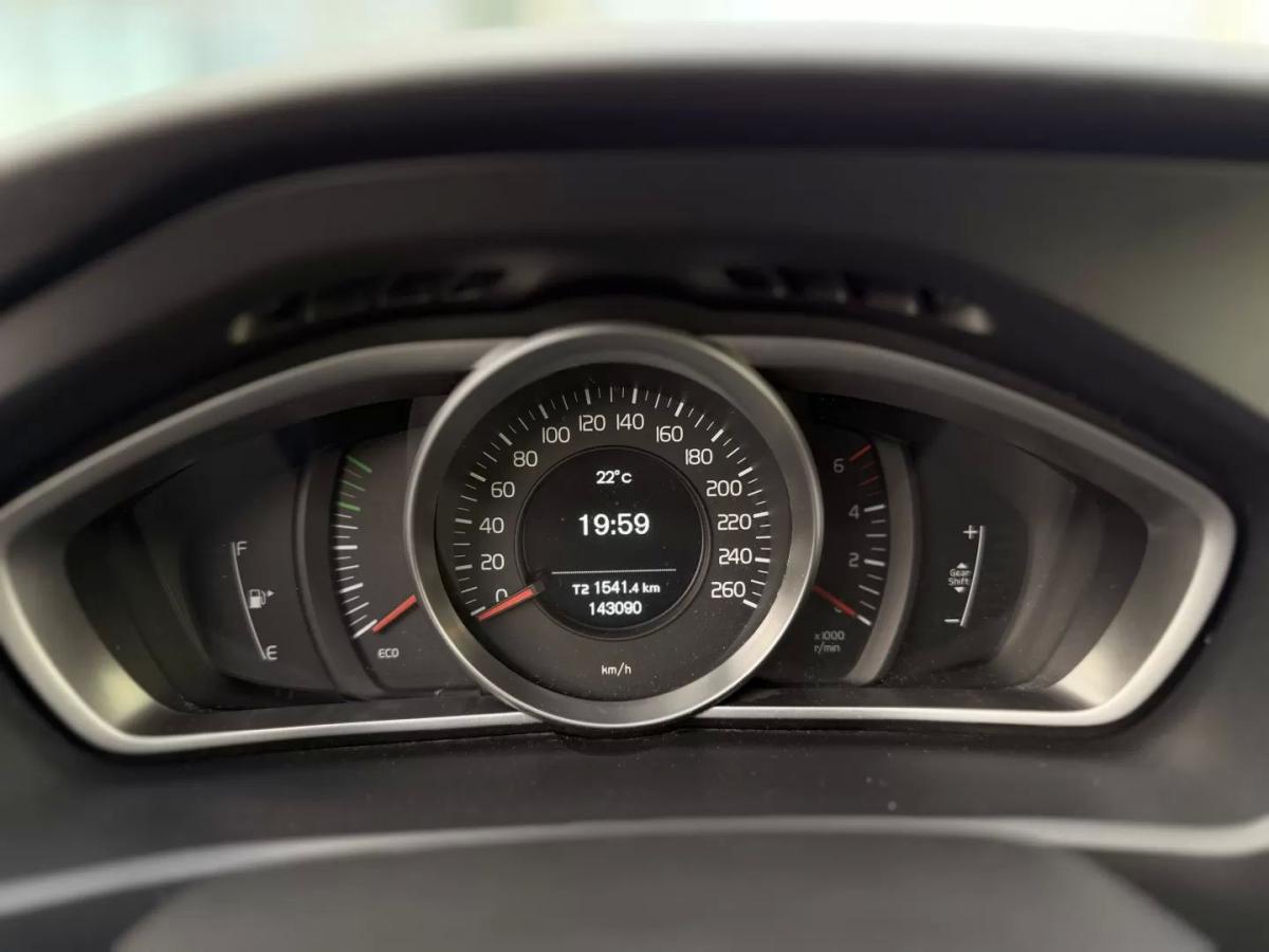 volvo-v40-2015-diesel-1560cc