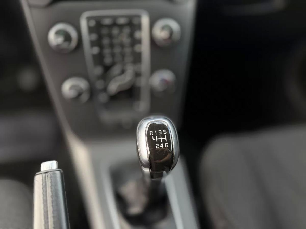 volvo-v40-2015-diesel-1560cc