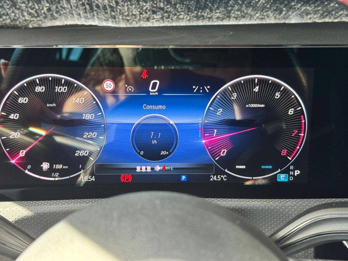 mercedes-benz-classe-a-2023-hibrido-1332cc