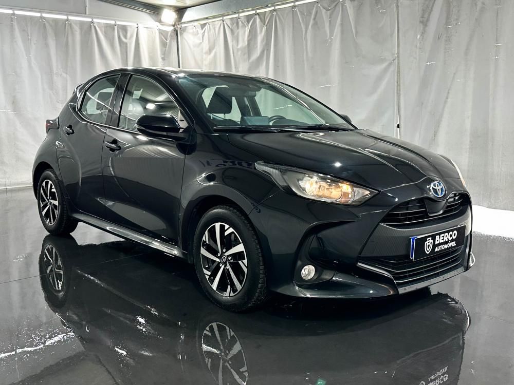 toyota-yaris-2023-hibrido-a-gasolina-1490cc