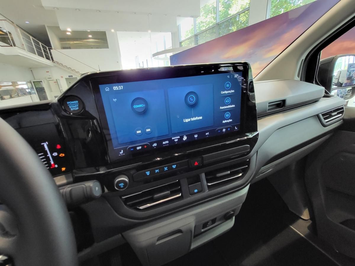 ford-tourneo-custom-2026-hibrido-a-gasolina-2488cc