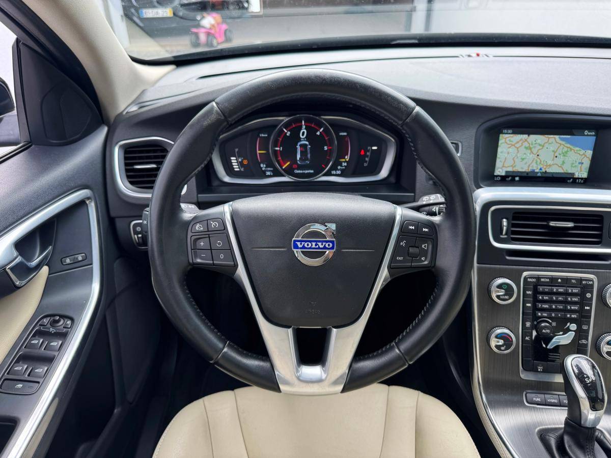 volvo-v60-2015-hibrido-a-diesel-2400cc