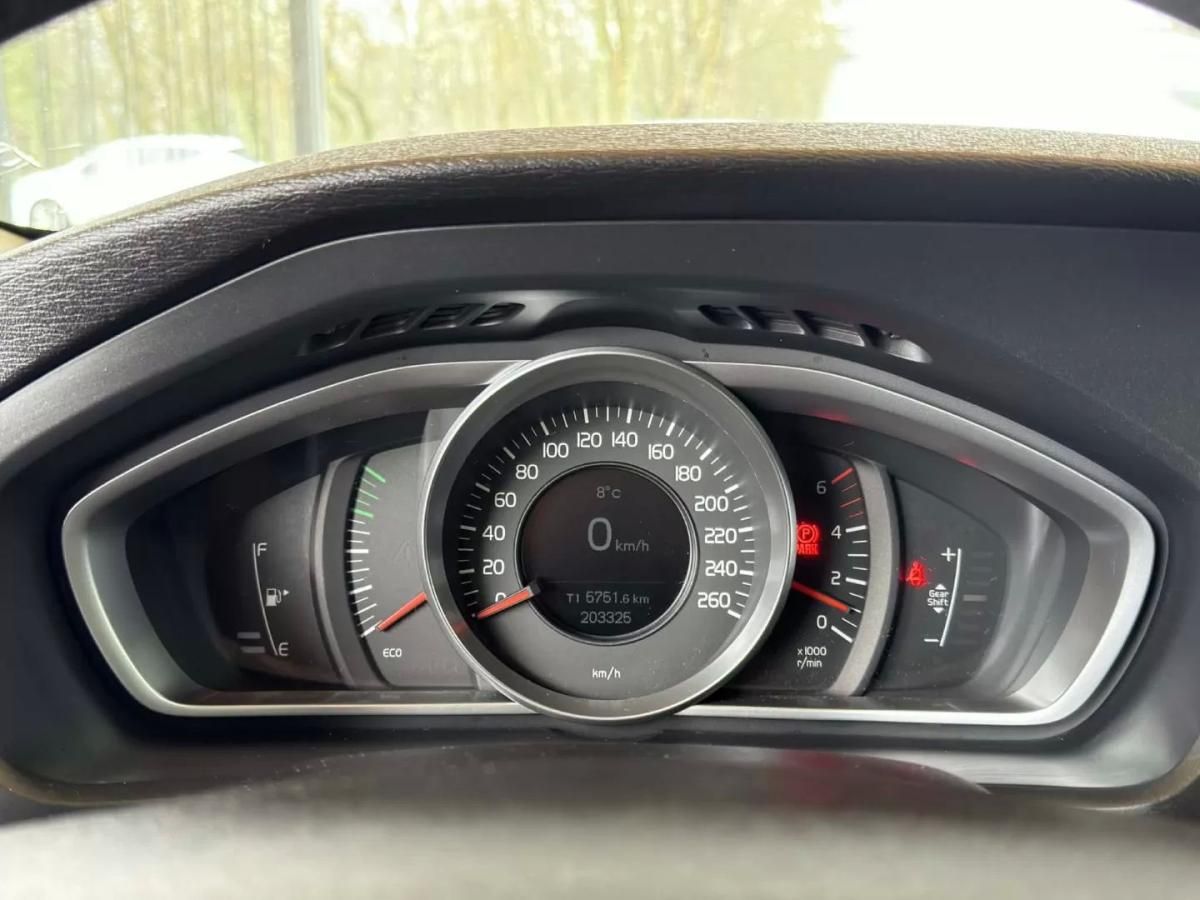 volvo-v40-2014-diesel-1560cc