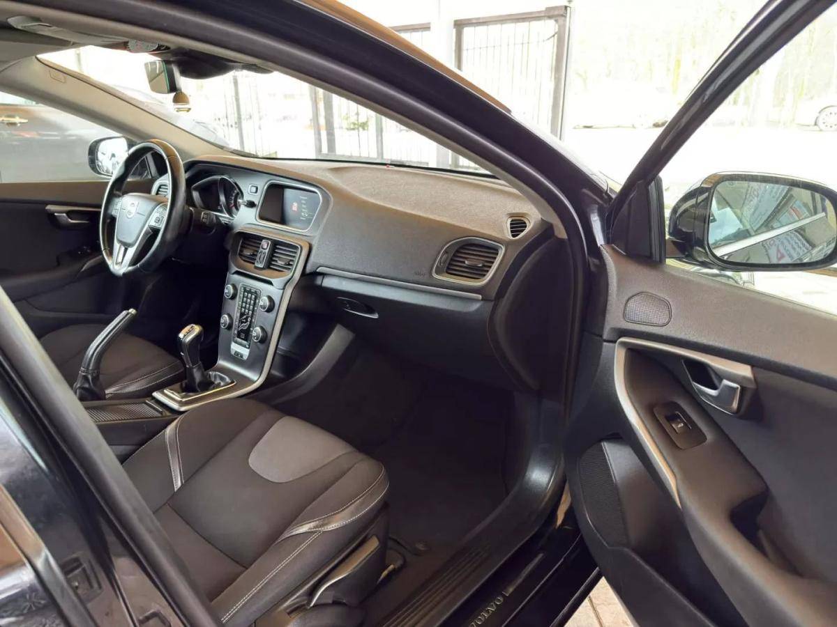 volvo-v40-2014-diesel-1560cc
