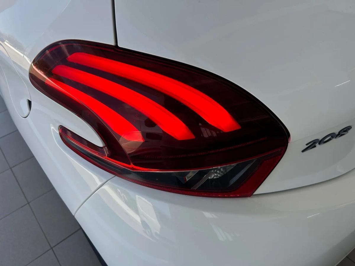 peugeot-208-2015-gasolina-1199cc