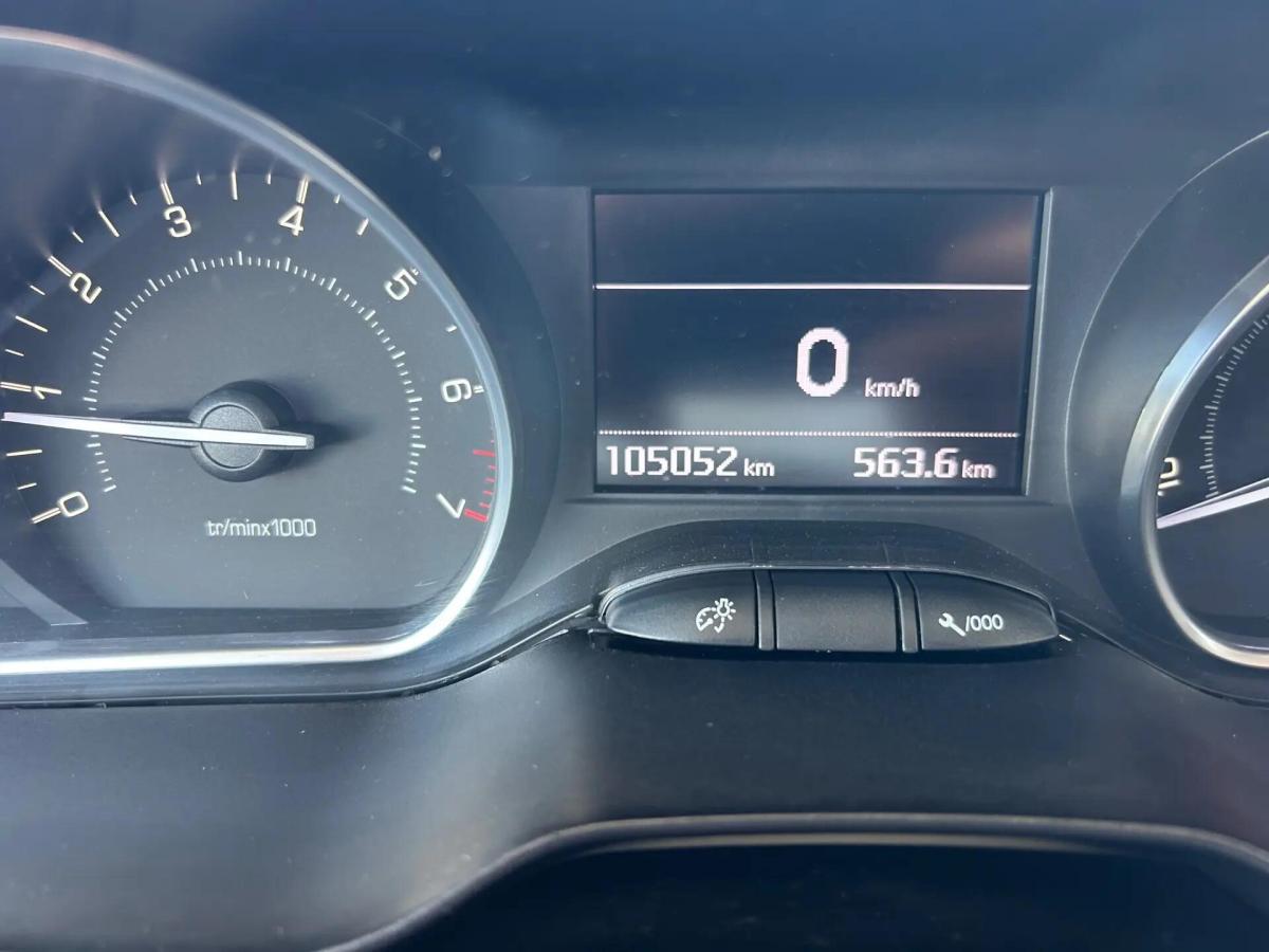 peugeot-208-2015-gasolina-1199cc
