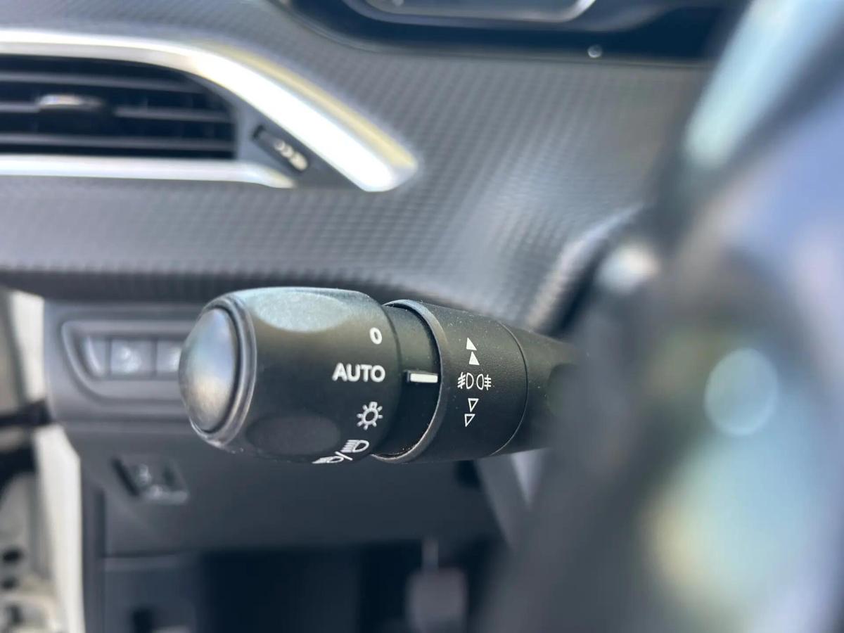 peugeot-208-2015-gasolina-1199cc