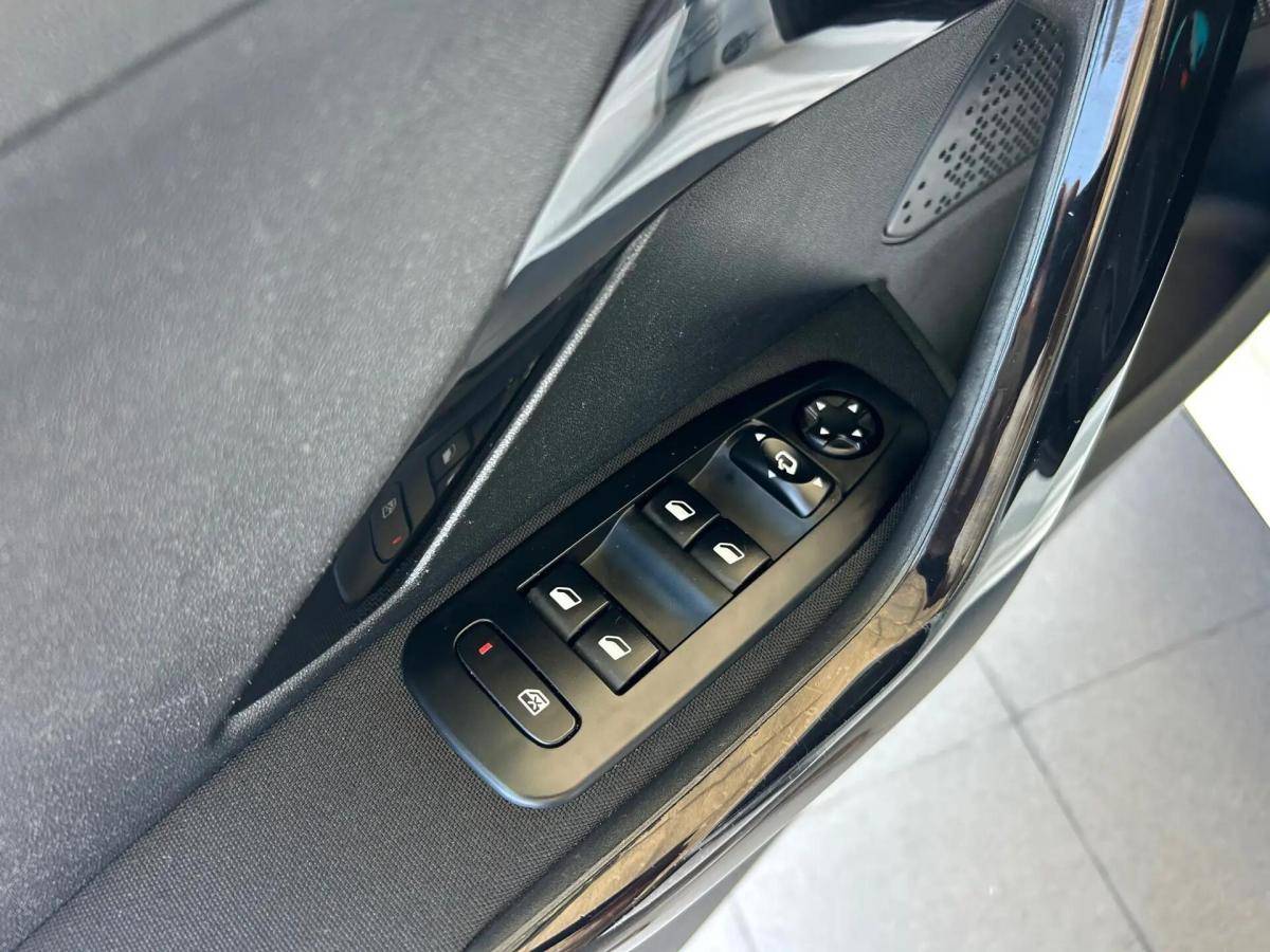 peugeot-208-2015-gasolina-1199cc