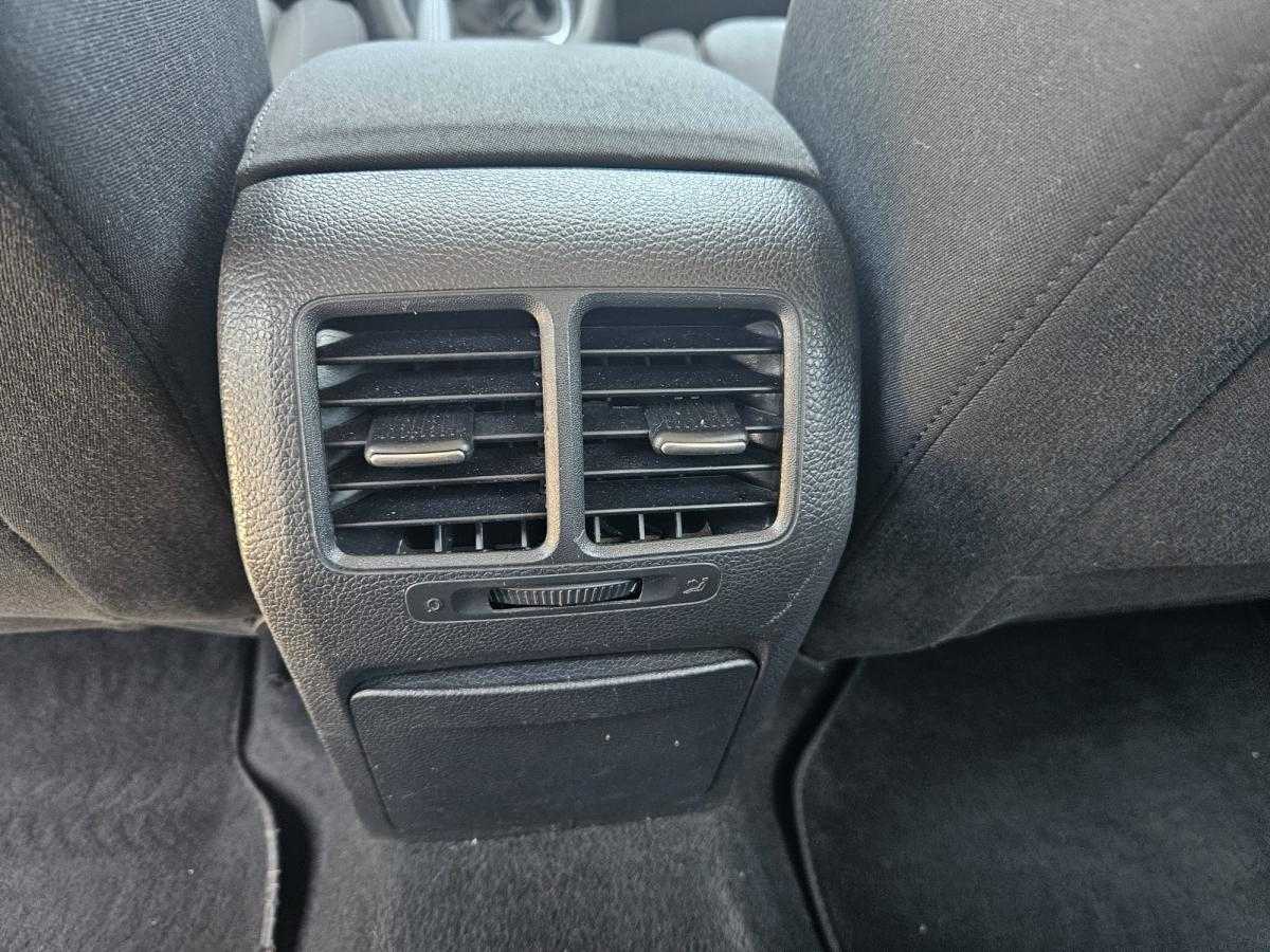 volkswagen-golf-variant-2011-diesel-1598cc