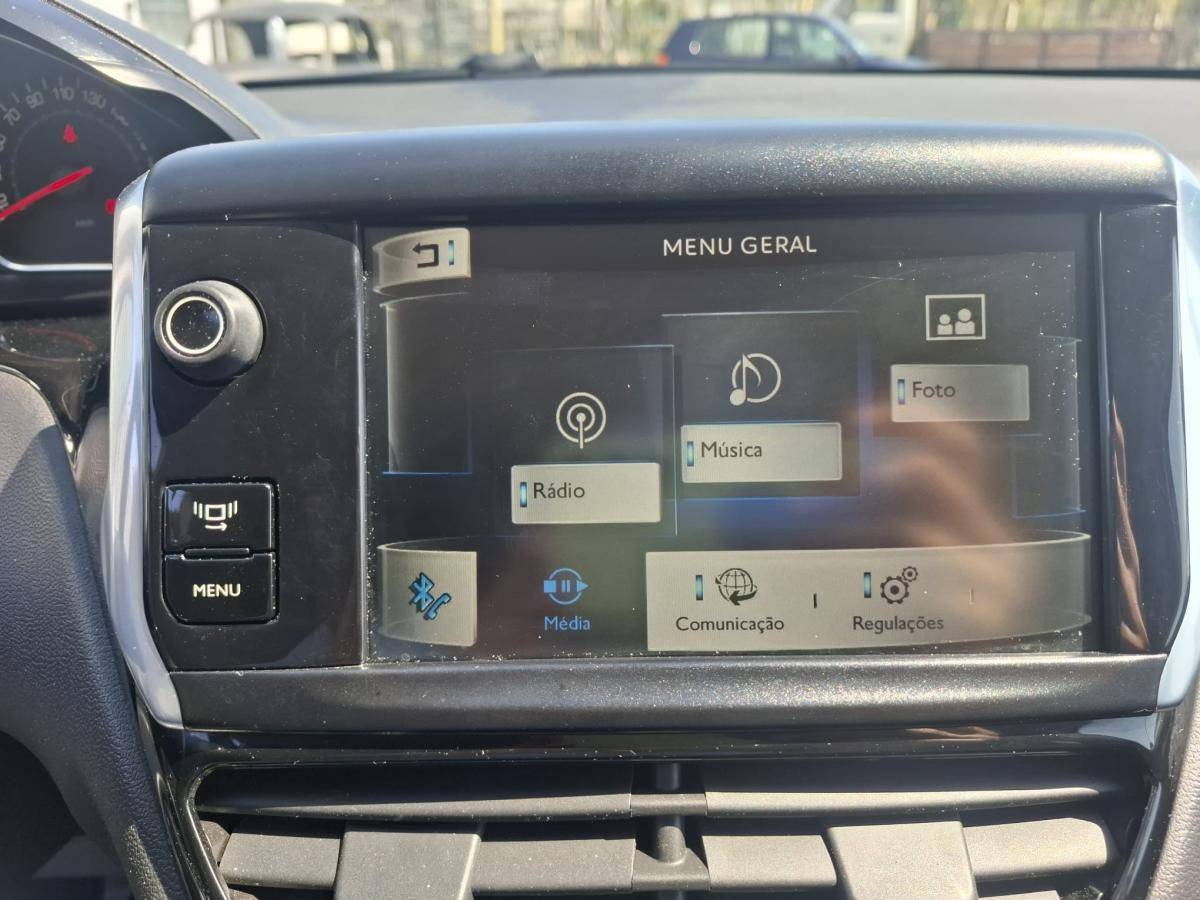 peugeot-208-2014-gasolina-1199cc