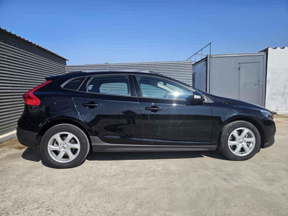 volvo-v40-cross-country-2017-diesel-1969cc