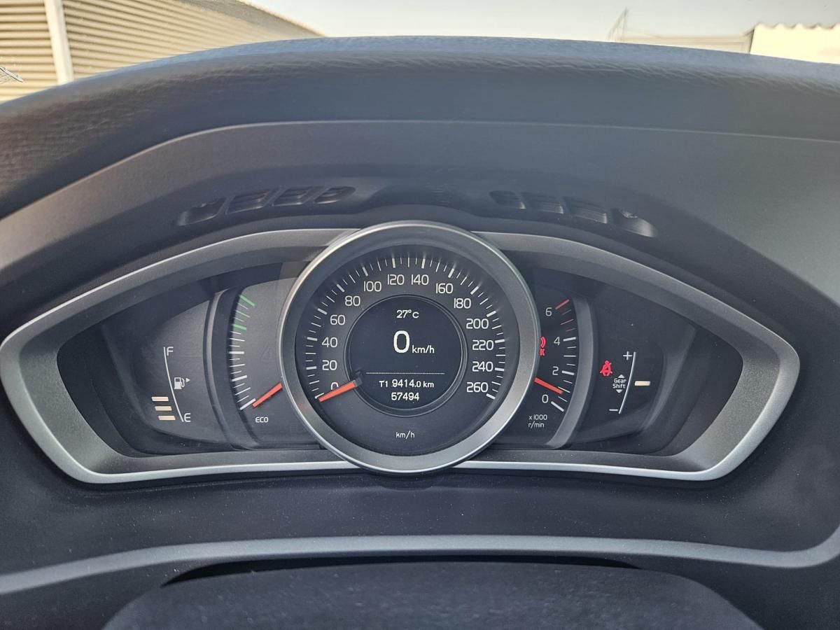 volvo-v40-cross-country-2017-diesel-1969cc