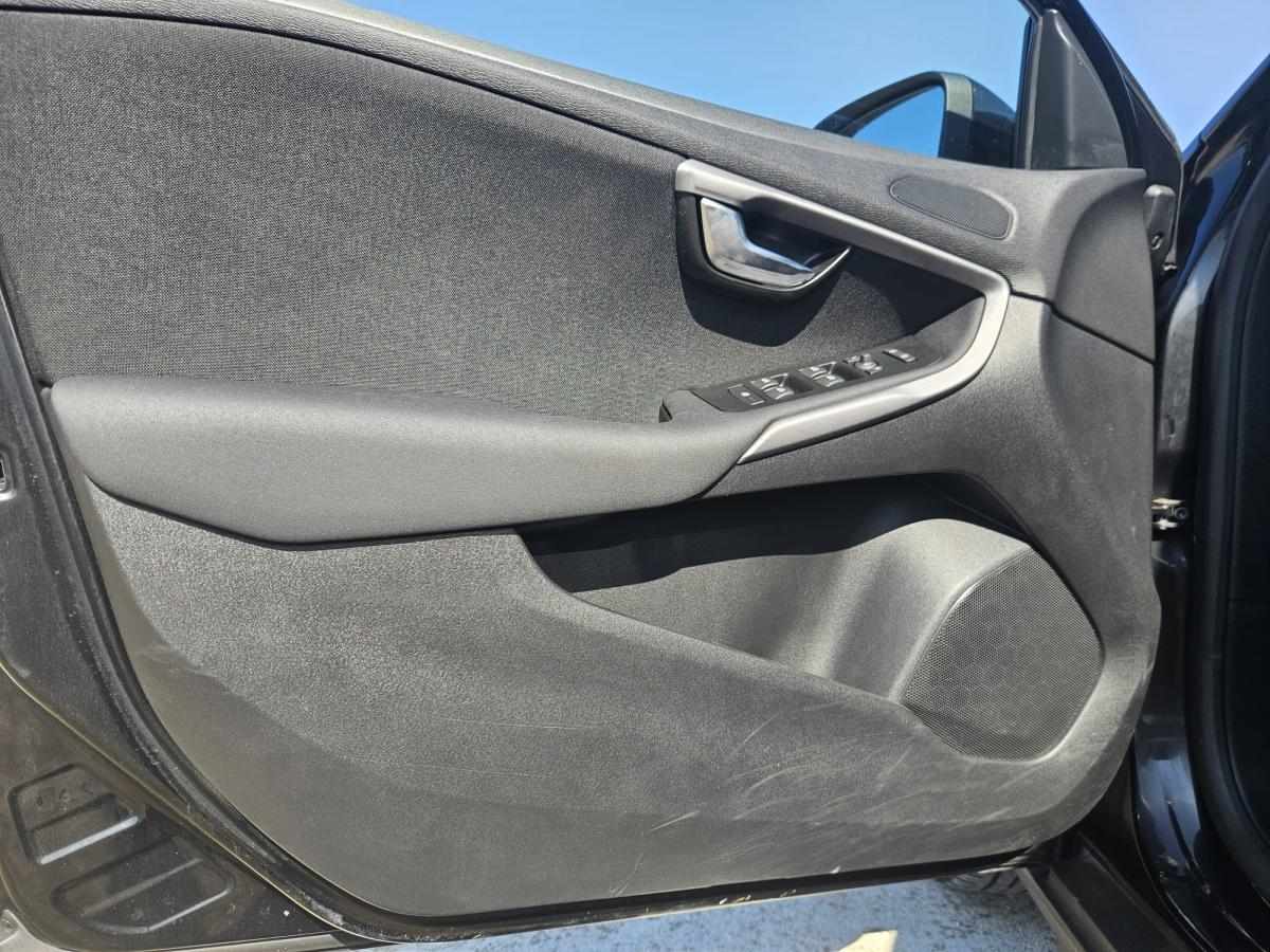 volvo-v40-cross-country-2017-diesel-1969cc