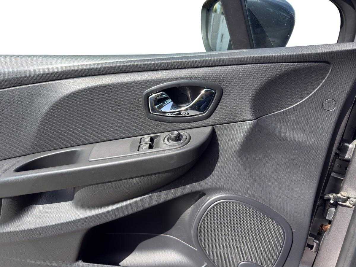 renault-clio-sport-tourer-2014-diesel-1461cc