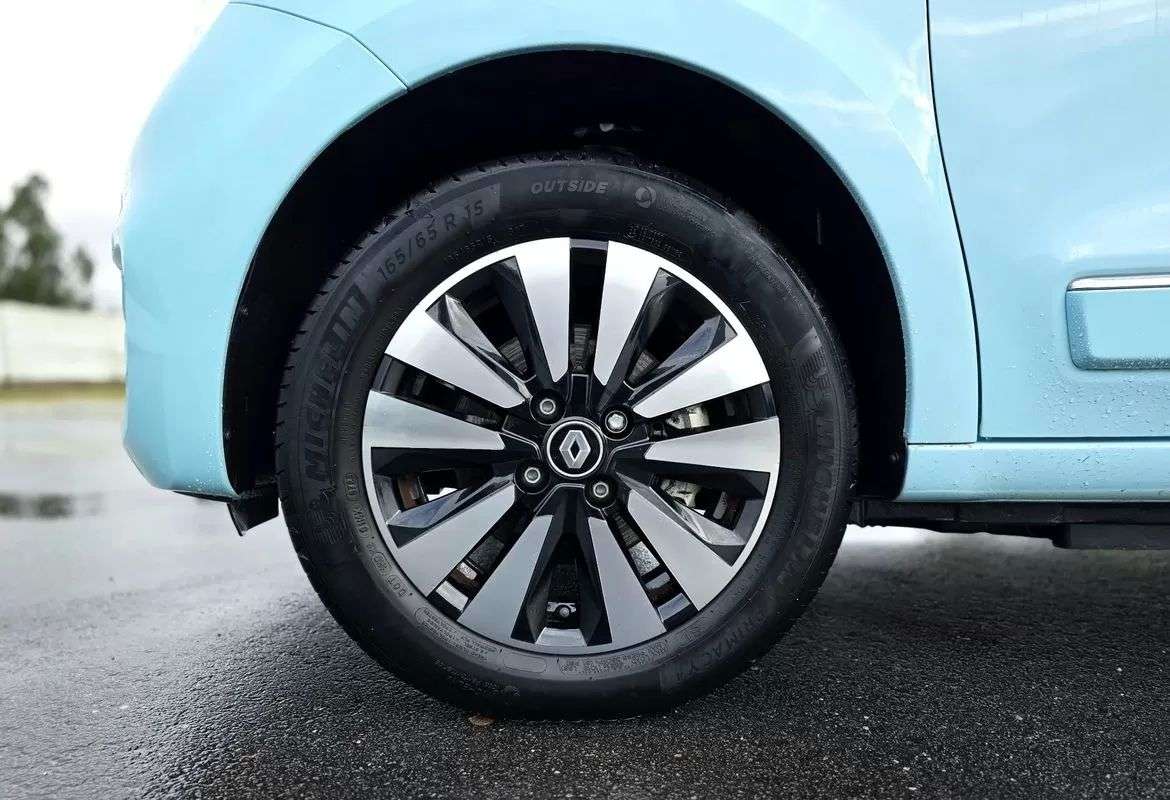 renault-twingo-2023-eletrico-200cc