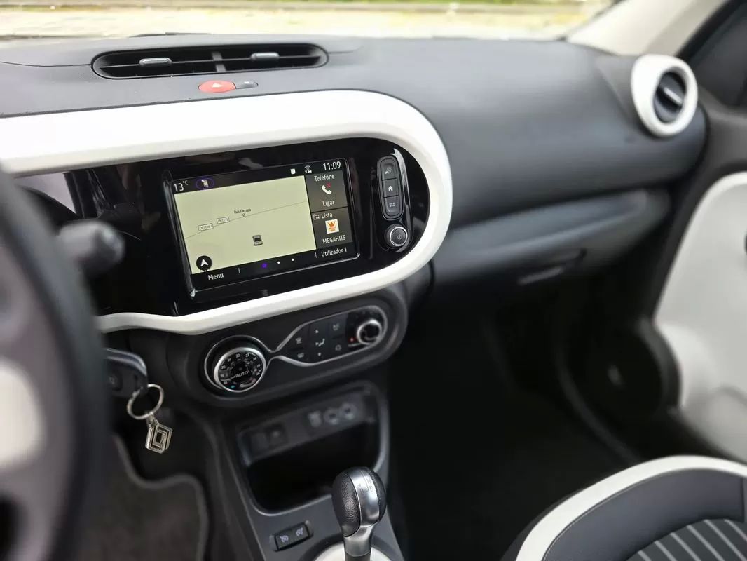 renault-twingo-2023-eletrico-200cc