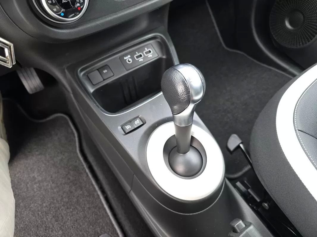 renault-twingo-2023-eletrico-200cc