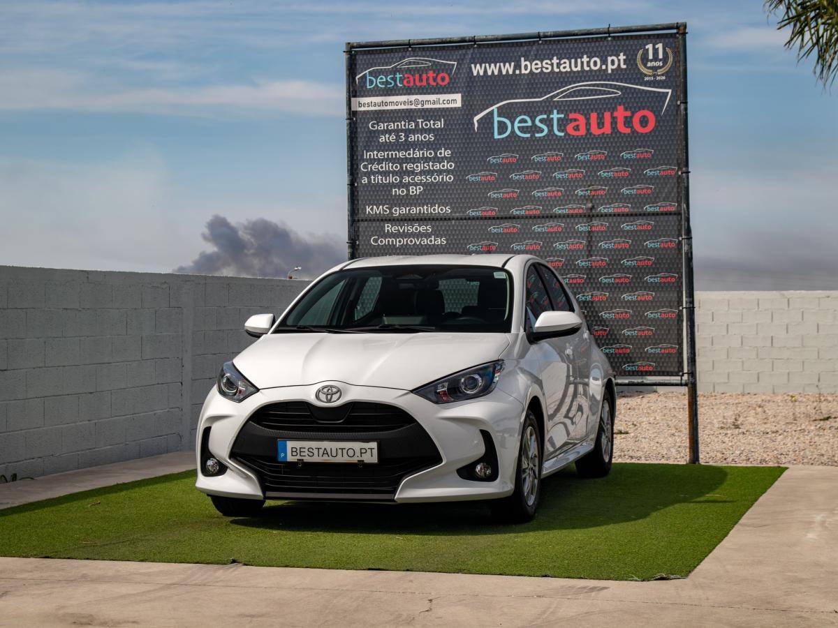 toyota-yaris-2024-hibrido-a-gasolina-1490cc