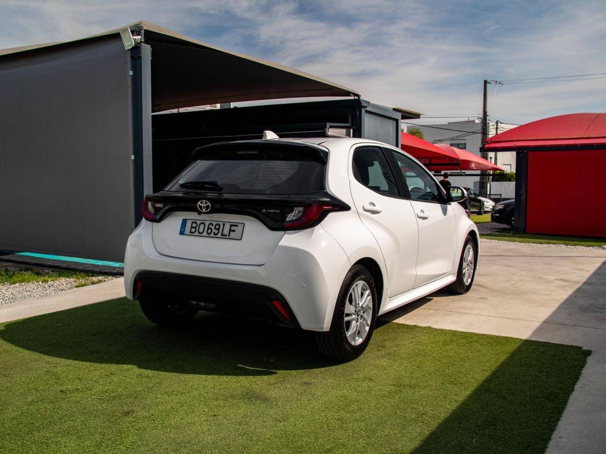 toyota-yaris-2024-hibrido-a-gasolina-1490cc