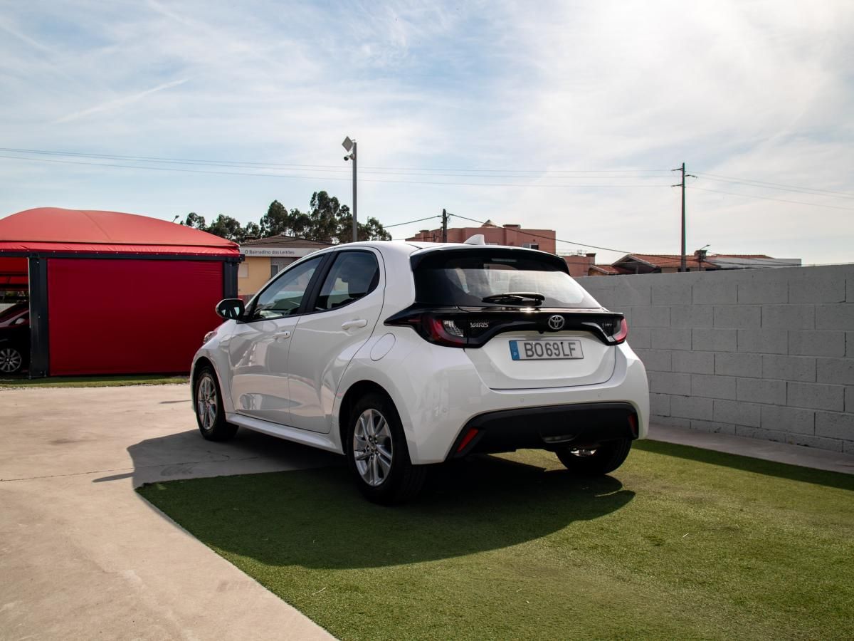 toyota-yaris-2024-hibrido-a-gasolina-1490cc