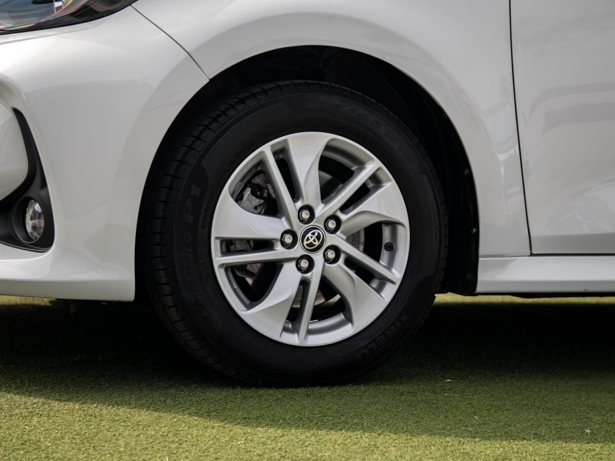 toyota-yaris-2024-hibrido-a-gasolina-1490cc