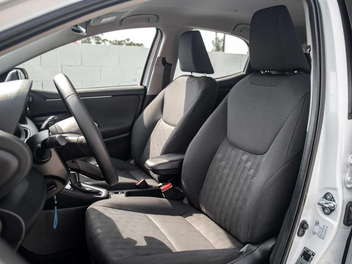 toyota-yaris-2024-hibrido-a-gasolina-1490cc