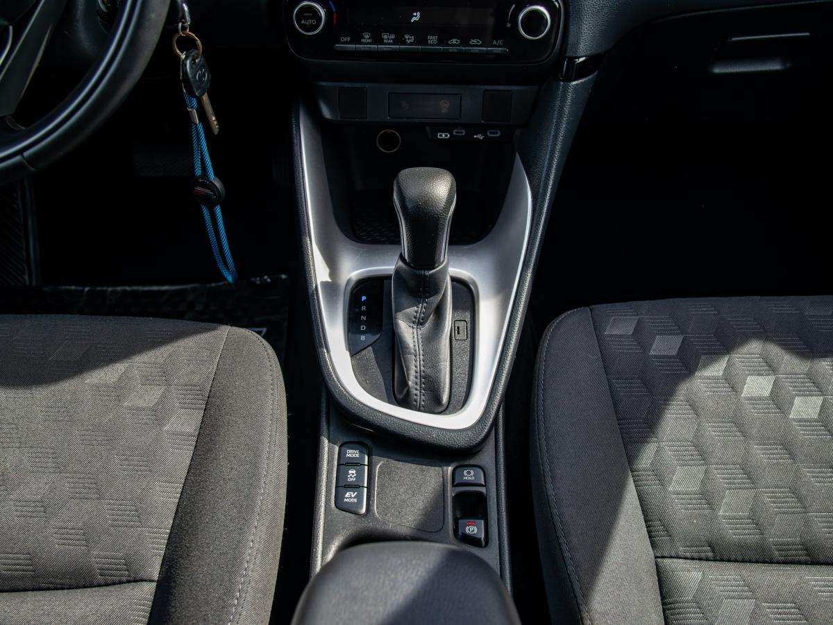 toyota-yaris-2024-hibrido-a-gasolina-1490cc