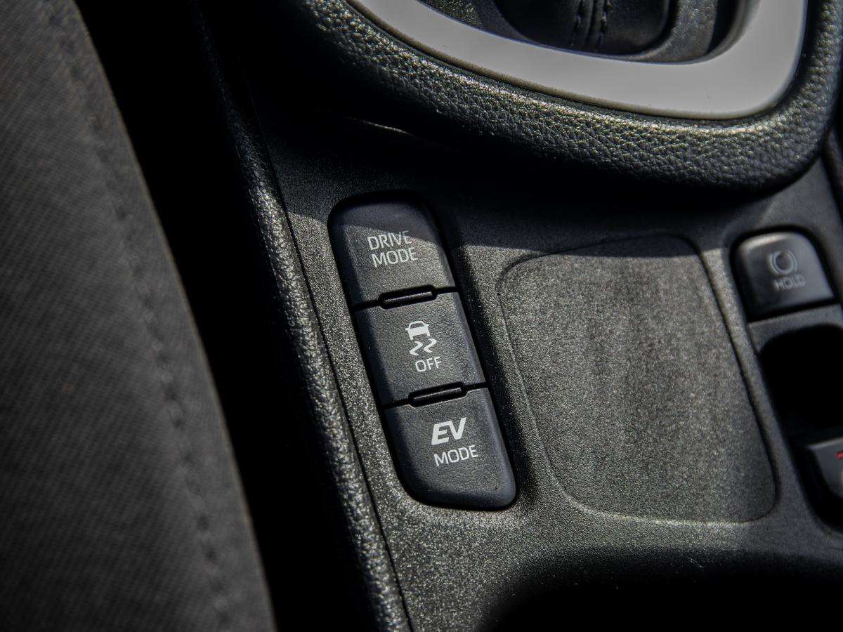toyota-yaris-2024-hibrido-a-gasolina-1490cc