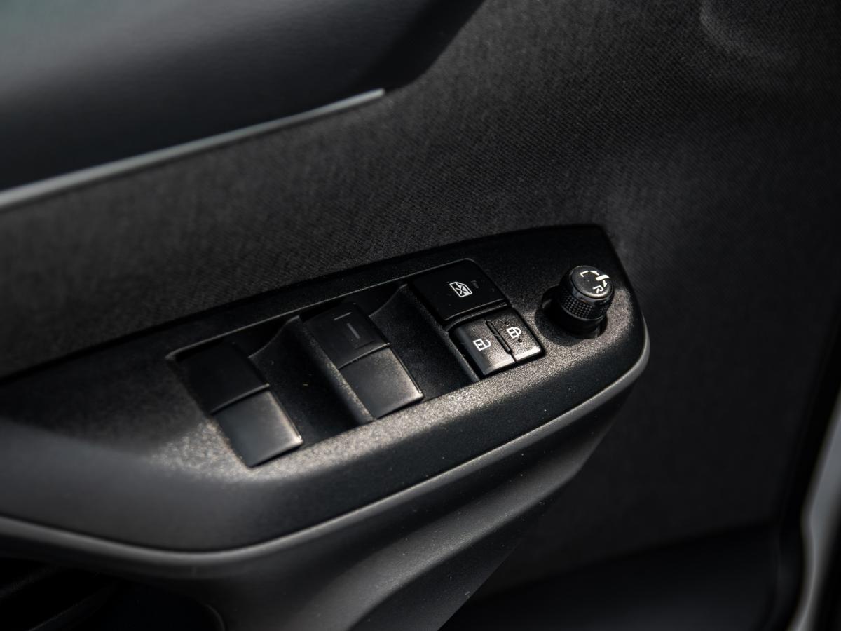 toyota-yaris-2024-hibrido-a-gasolina-1490cc